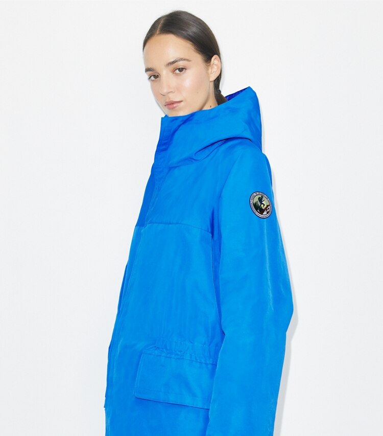 Tory Burch diseñador chaquetas Chaqueta con capucha de lona The Explorers Club Tech en Bay Blue adicional en modelo