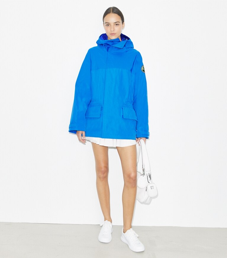 Tory Burch diseñador chaquetas Chaqueta con capucha de lona The Explorers Club Tech en Bay Blue frente en modelo