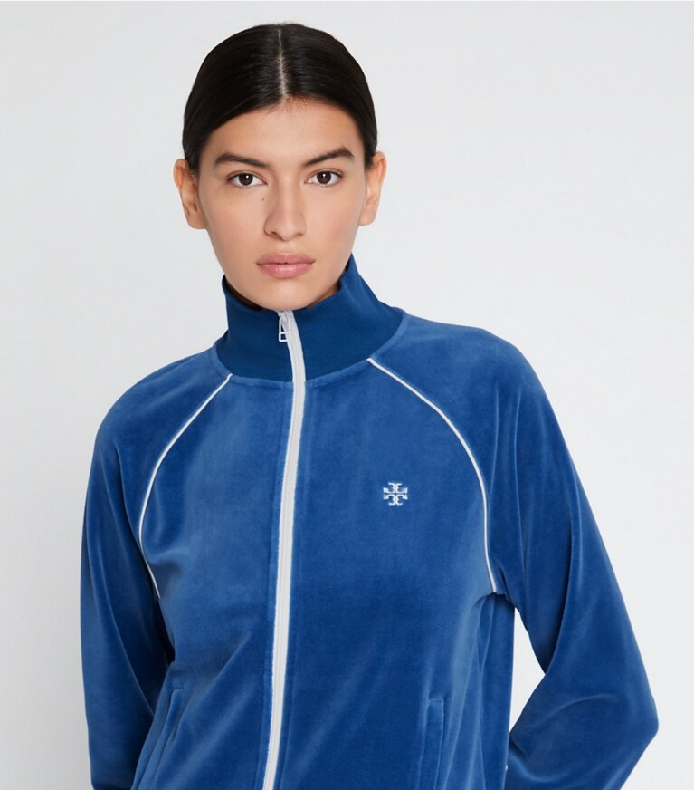 Tory Sport diseñador chaquetas Chaqueta de chándal de velvetón en Blue Wash en el modelo (detalle)