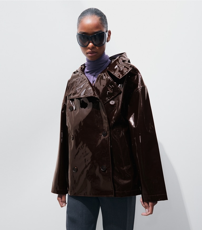 Tory Burch diseñador chaquetas Chaqueta de charol en Brown Glace detalle en modelo