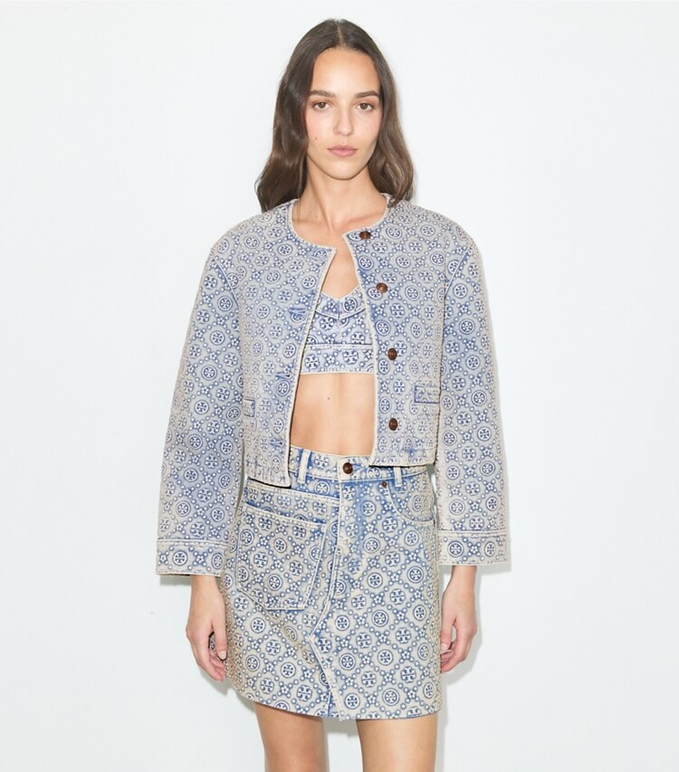 Tory Burch diseñador chaquetas Chaqueta de denim con monograma T en Bleached Wash T Monogram detalle en modelo