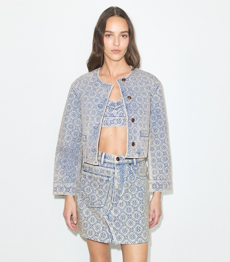 Tory Burch diseñador chaquetas Chaqueta de denim con monograma T en Bleached Wash T Monogram detalle en modelo