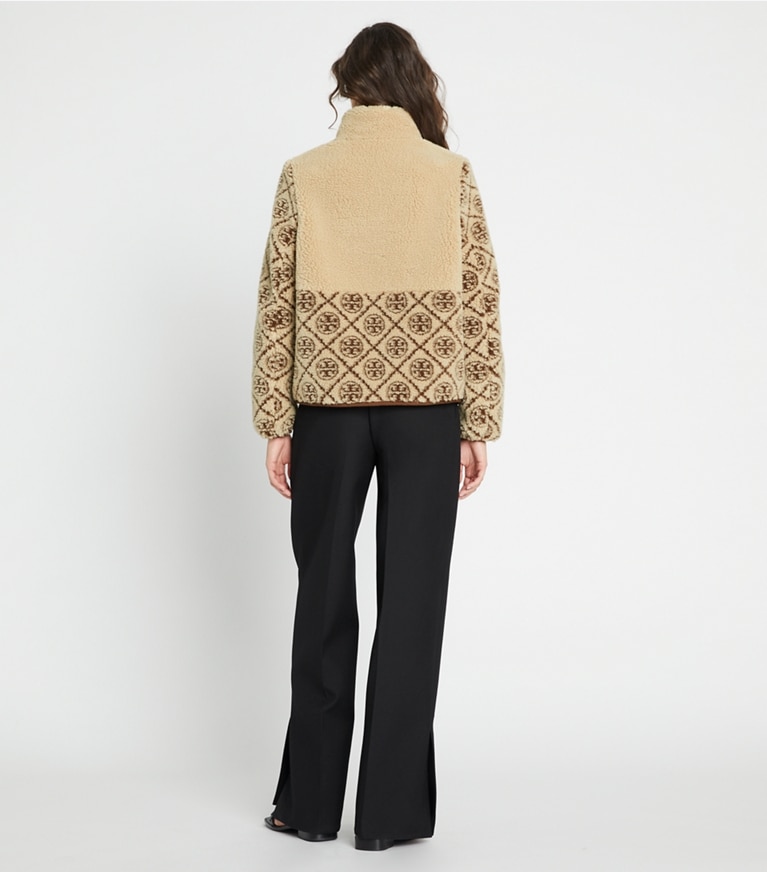 Tory Burch diseñador abrigos Chaqueta de forro polar con monograma de T en Oatmeal en el modelo (espalda)