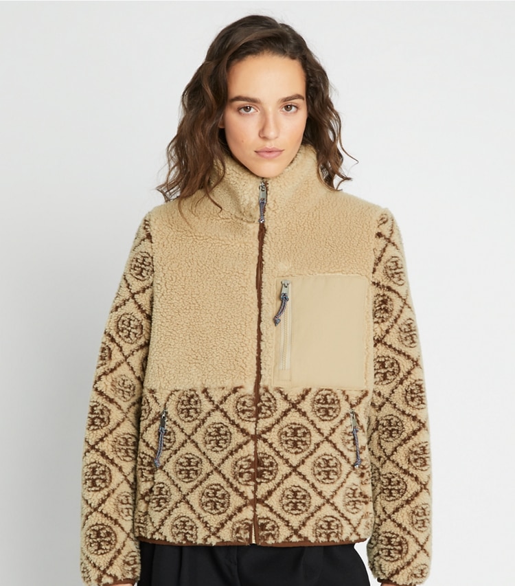 Tory Burch diseñador abrigos Chaqueta de forro polar con monograma de T en Oatmeal en el modelo (detalle)
