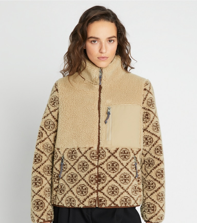Tory Burch diseñador abrigos Chaqueta de forro polar con monograma de T en Oatmeal en el modelo (detalle)