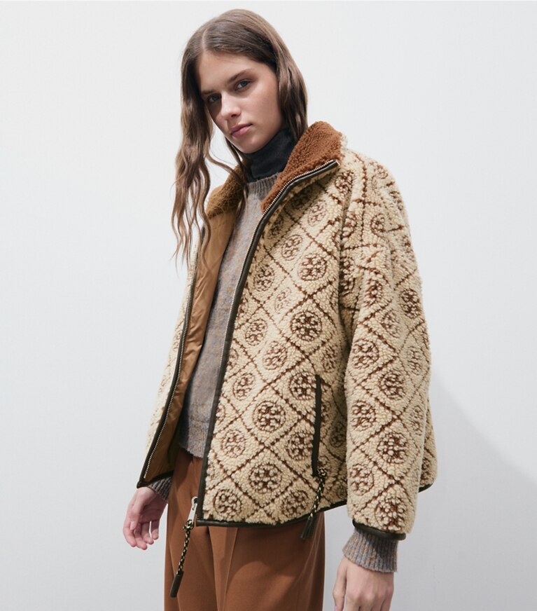 Tory Burch diseñador abrigos Chaqueta de forro polar con monograma de T en Oatmeal en el modelo (detalle)