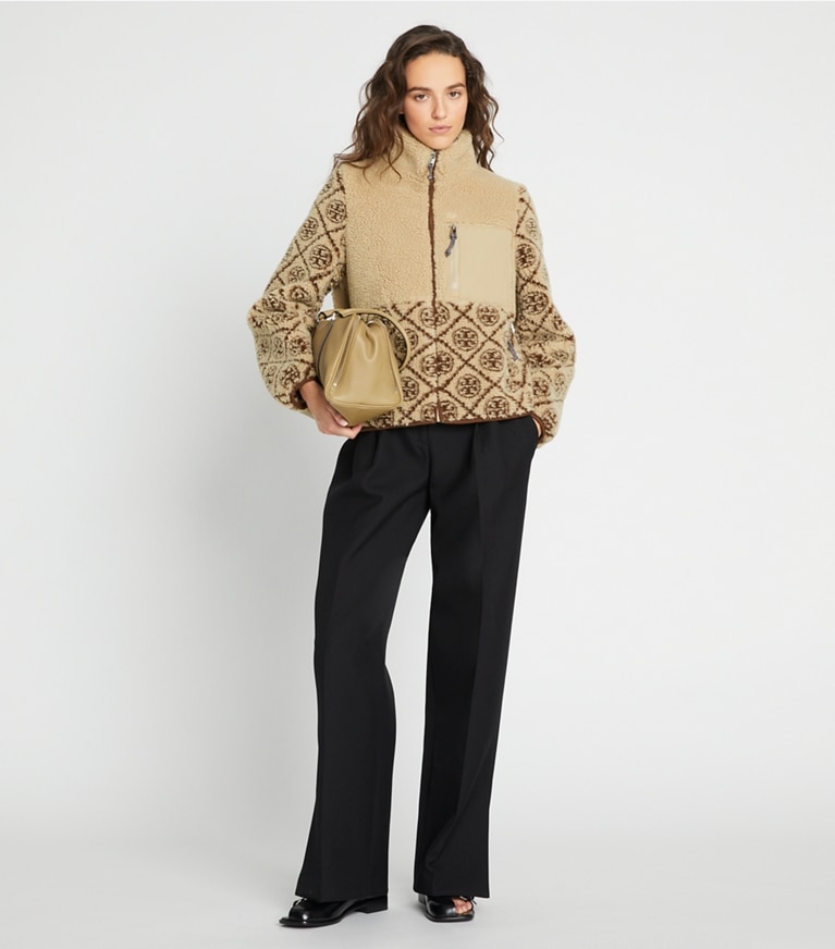 Tory Burch diseñador abrigos Chaqueta de forro polar con monograma de T en Oatmeal en el modelo (frente)