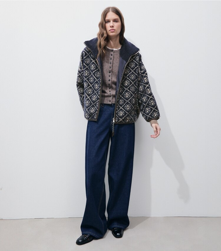 Tory Burch diseñador abrigos Chaqueta de forro polar T Monogram en Medium Navy frente en modelo