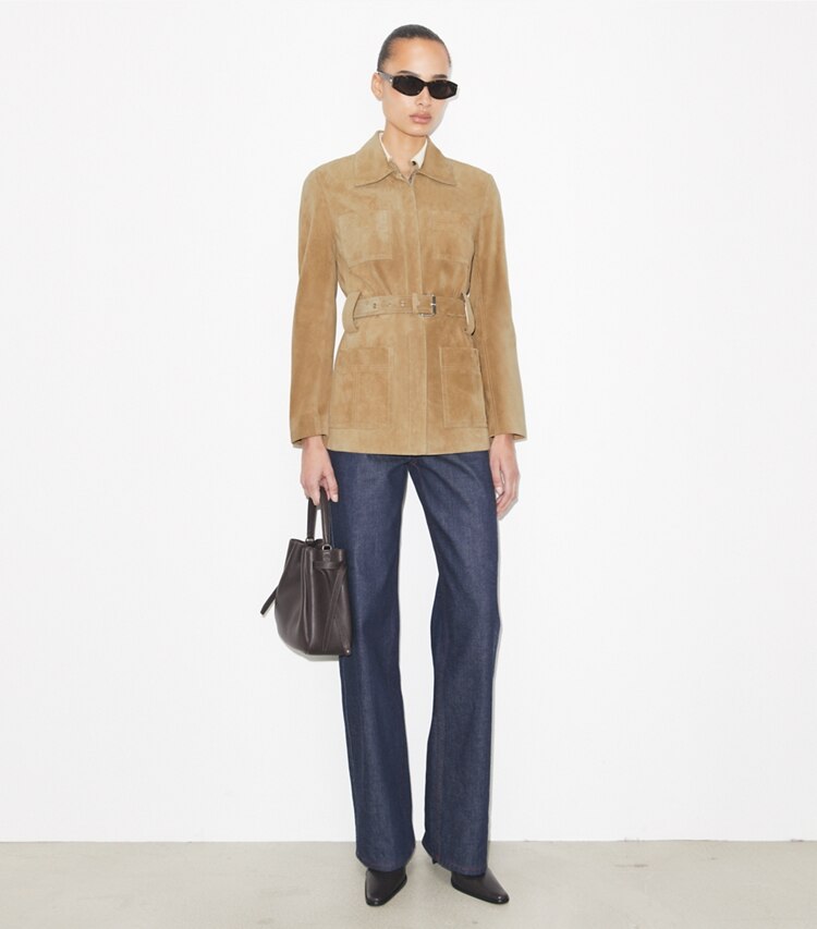 Tory Burch diseñador chaquetas Chaqueta de gamuza con cinturón en Light Brown frente en modelo