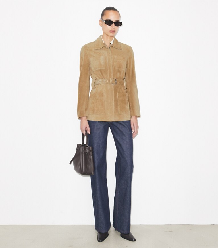 Tory Burch diseñador chaquetas Chaqueta de gamuza con cinturón en Light Brown frente en modelo