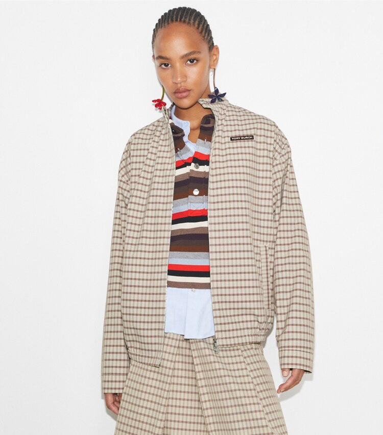 Tory Burch diseñador chaquetas Chaqueta de golf de nailon a cuadros en Crimson Rust Dense Plaid Sport detalle en modelo