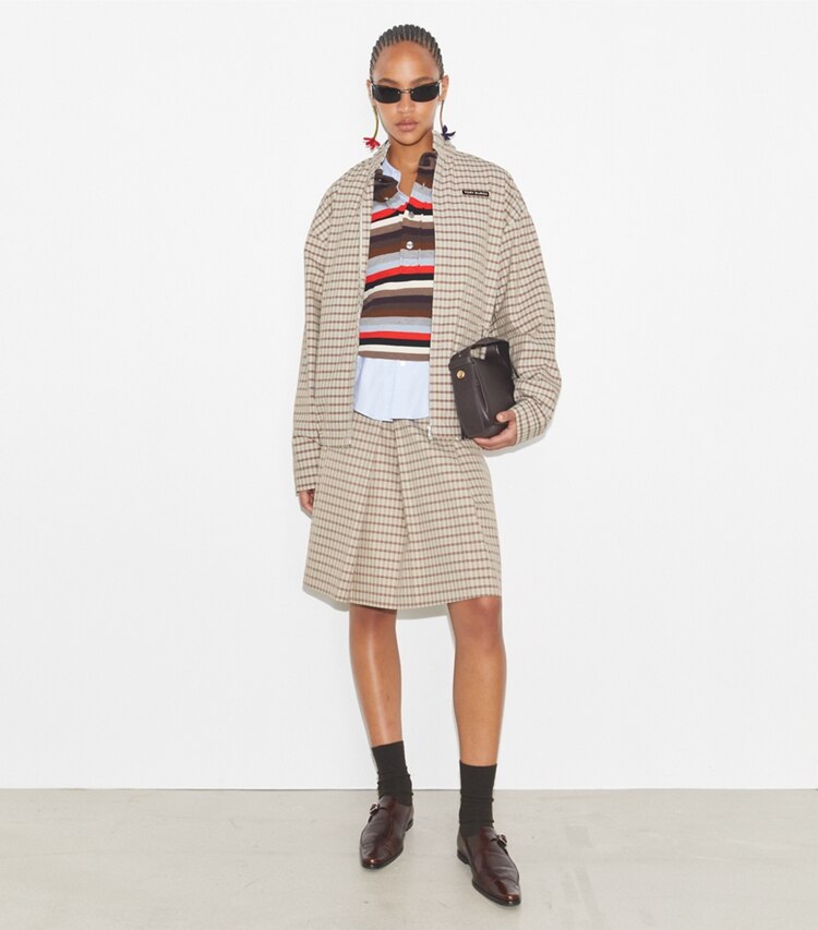 Tory Burch diseñador chaquetas Chaqueta de golf de nailon a cuadros en Crimson Rust Dense Plaid Sport frente en modelo