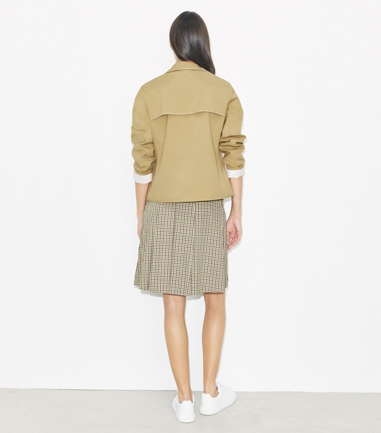 Tory Burch diseñador chaquetas Chaqueta de golf de nailon bordada en Taupe Gray parte posterior en modelo