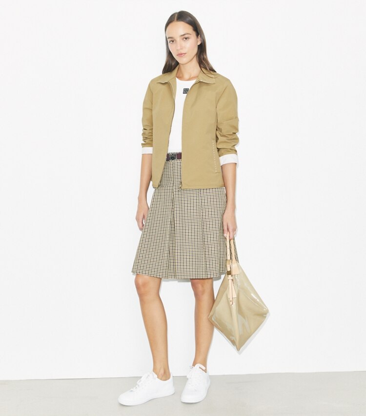 Tory Burch diseñador chaquetas Chaqueta de golf de nailon bordada en Taupe Gray frente en modelo