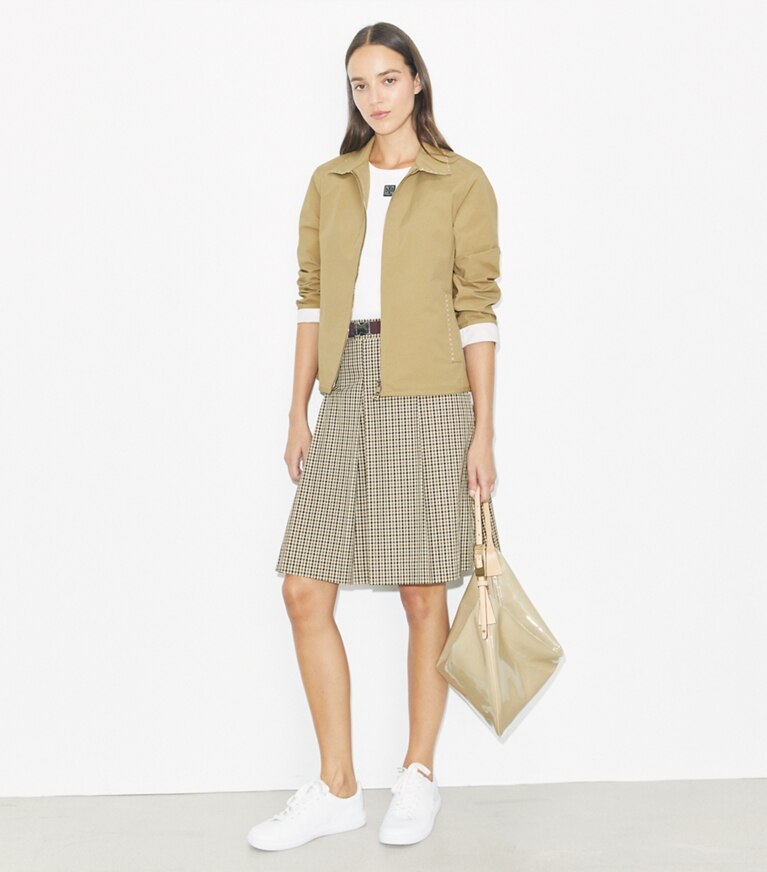 Tory Burch diseñador chaquetas Chaqueta de golf de nailon bordada en Taupe Gray frente en modelo