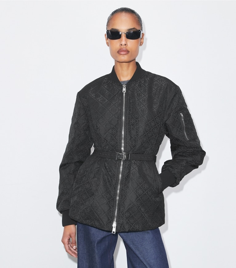 Tory Burch diseñador chaquetas Chaqueta de jacquard con monograma de T con cremallera en Black T Monogram en el modelo (detalle)