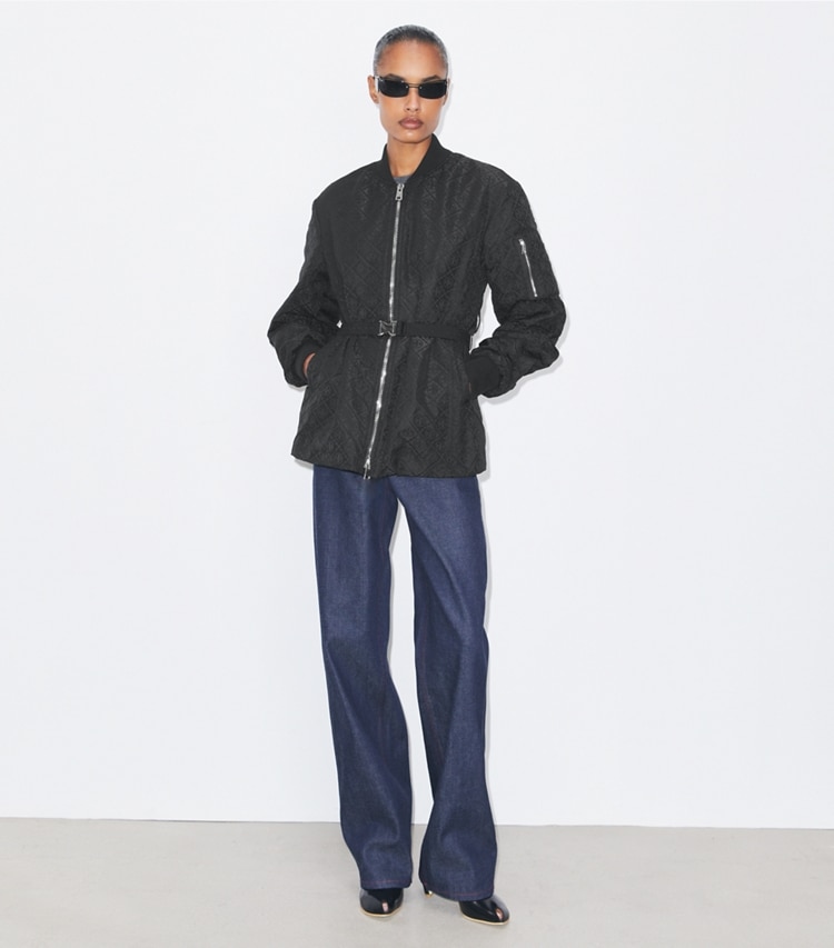 Tory Burch diseñador chaquetas Chaqueta de jacquard con monograma de T con cremallera en Black T Monogram en el modelo (frente)