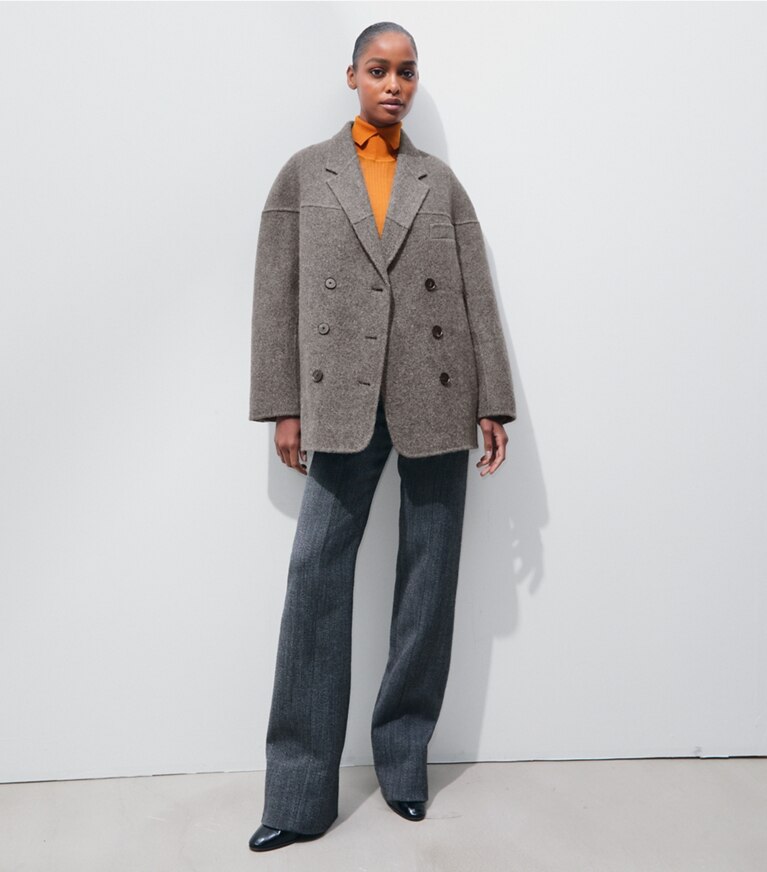 Tory Burch diseñador abrigos Chaqueta de lana de espiga en Gray Herringbone frente en modelo
