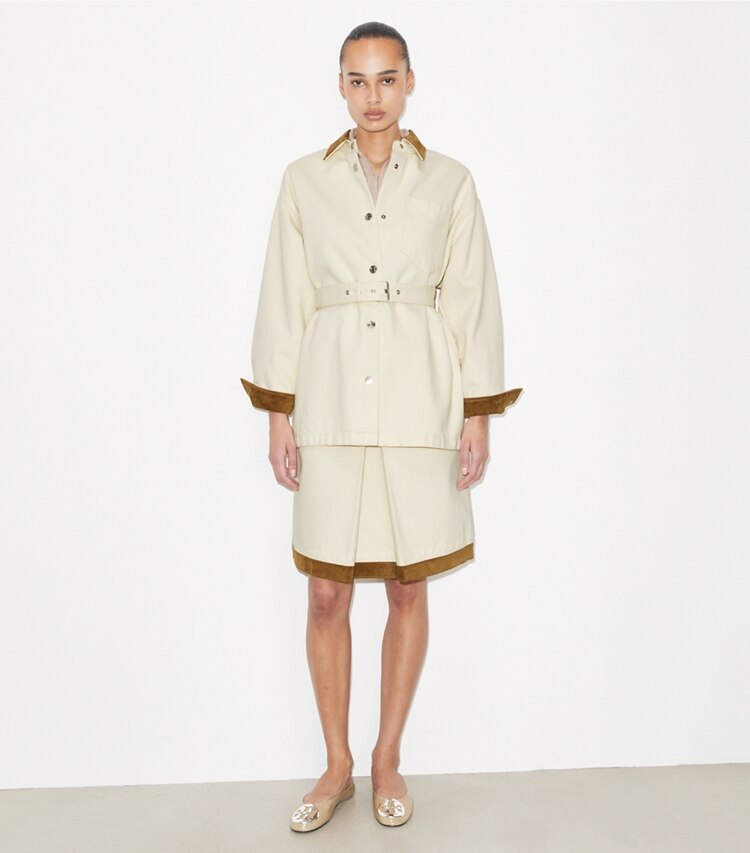 Tory Burch diseñador chaquetas Chaqueta de mezclilla abotonada en Beige frente en modelo
