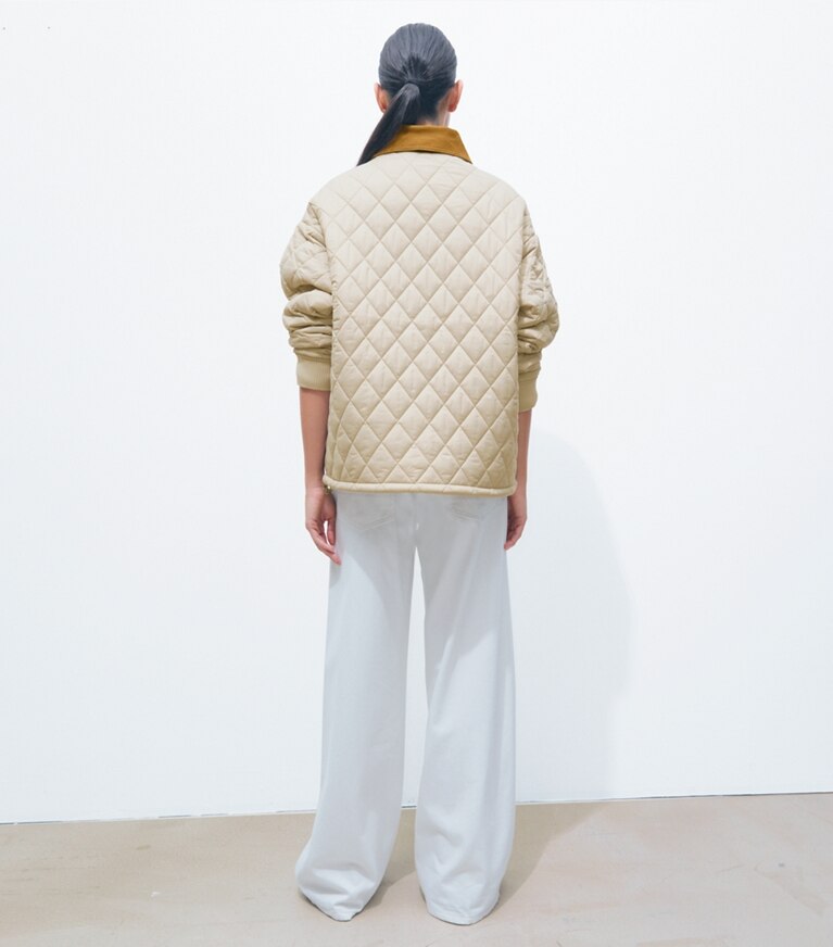 Tory Burch diseñador chaquetas Chaqueta de nailon acolchado en Light Khaki / Terracotta parte posterior en modelo