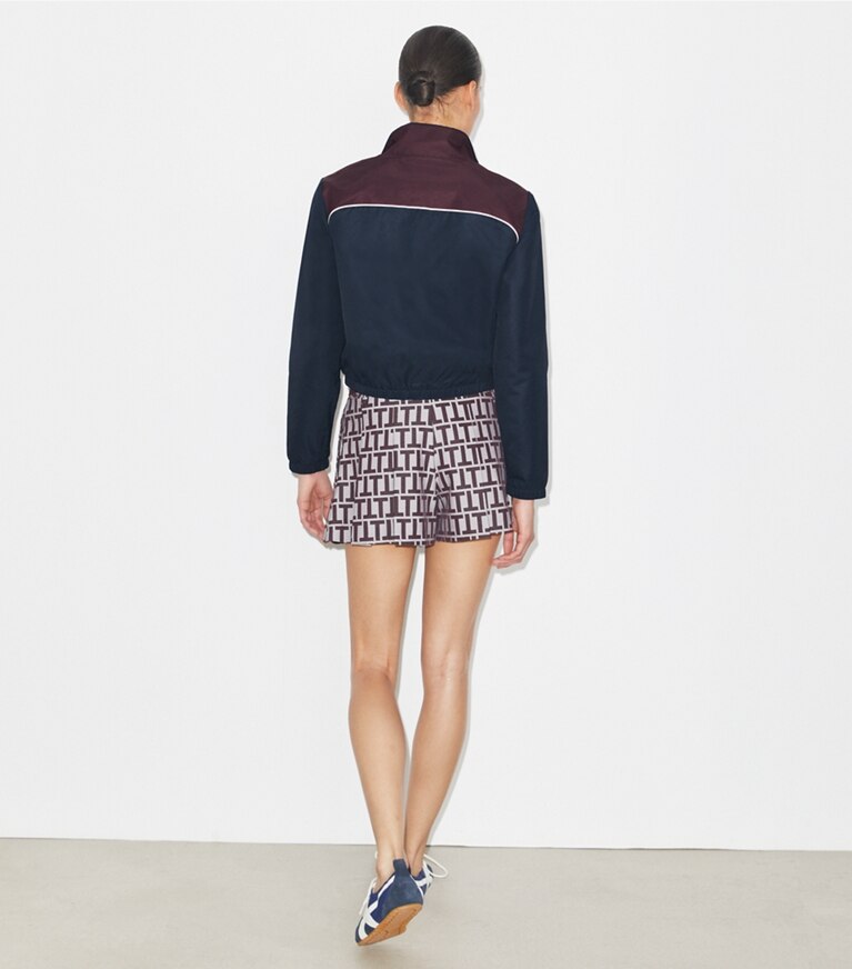 Tory Burch diseñador chaquetas Chaqueta de nailon con bloques de color en Medium Navy / Winetasting parte posterior en modelo