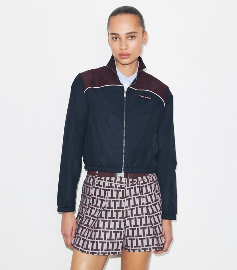 Tory Burch diseñador chaquetas Chaqueta de nailon con bloques de color en Medium Navy / Winetasting detalle en modelo