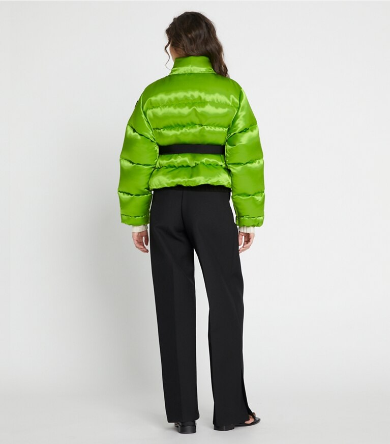 Tory Sport diseñador abrigos Chaqueta de plumón de satén en Brilliant Green parte posterior en modelo