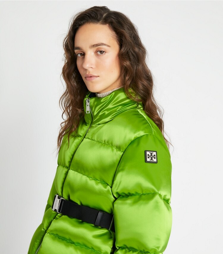 Tory Sport diseñador abrigos Chaqueta de plumón de satén en Brilliant Green detalle en modelo
