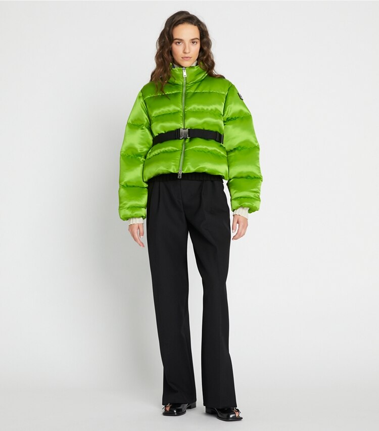 Tory Sport diseñador abrigos Chaqueta de plumón de satén en Brilliant Green frente en modelo