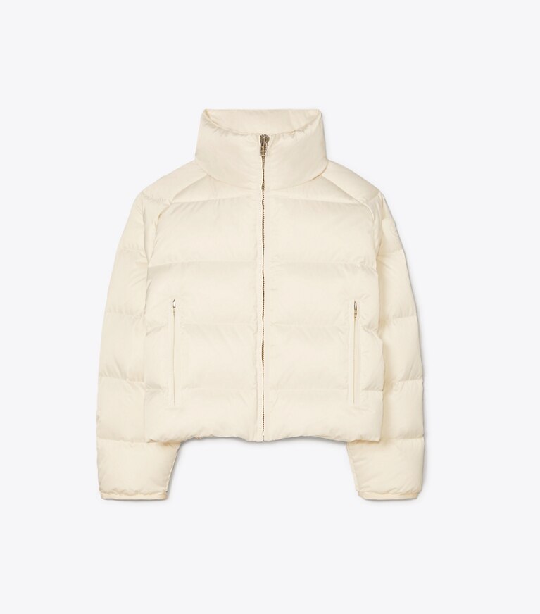 Tory Burch diseñador abrigos Chaqueta de plumón recortada de satén de alto rendimiento en Ivory Pearl frontal