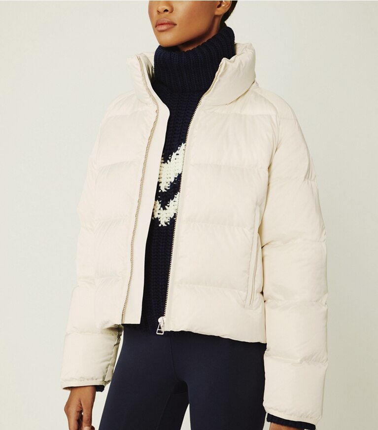Tory Burch diseñador abrigos Chaqueta de plumón recortada de satén de alto rendimiento en Ivory Pearl en el modelo (detalle)