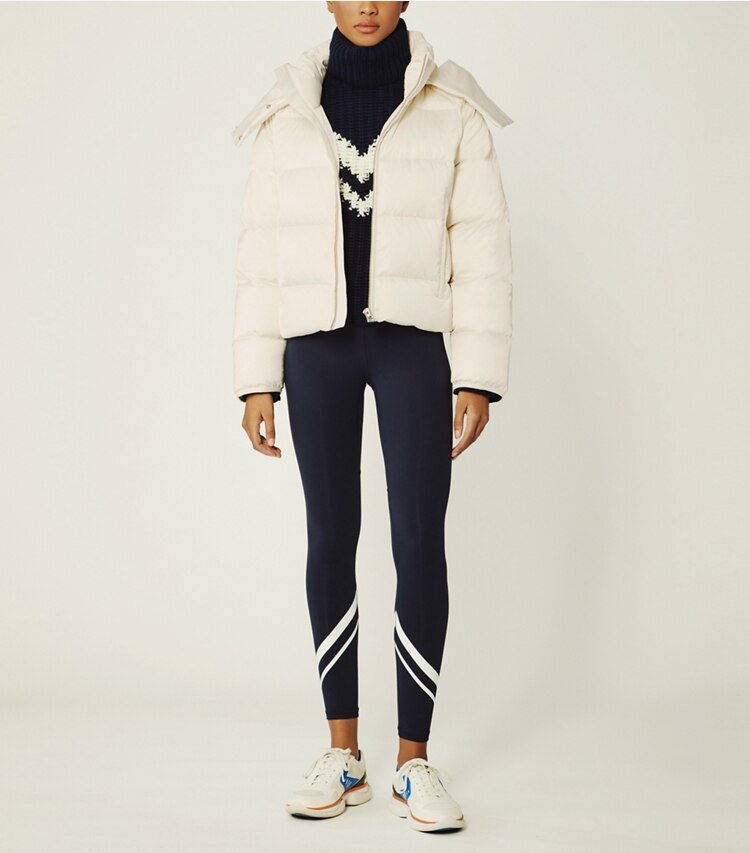 Tory Burch diseñador abrigos Chaqueta de plumón recortada de satén de alto rendimiento en Ivory Pearl en el modelo (frente)