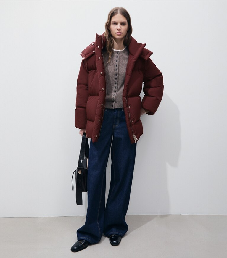 Tory Burch diseñador abrigos Chaqueta de plumón y nailon con capucha en Mahogany en el modelo (frente)