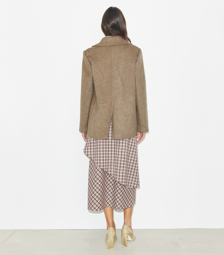Tory Burch diseñador abrigos Chaqueta de sarga holgada en Mocha parte posterior en modelo