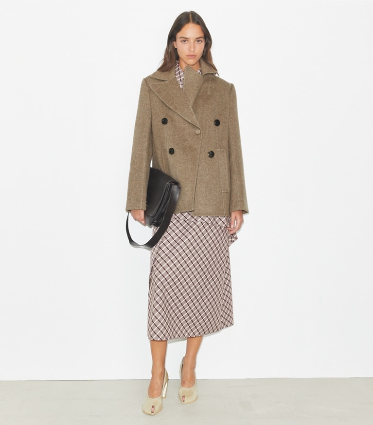 Tory Burch diseñador abrigos Chaqueta de sarga holgada en Mocha frente en modelo