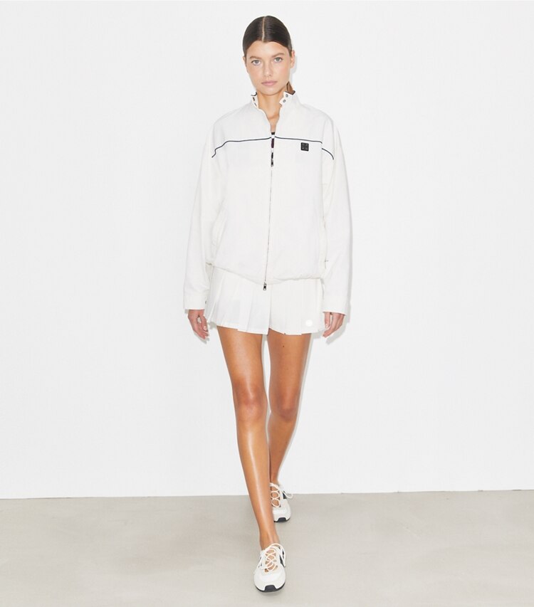 Tory Burch diseñador chaquetas Chaqueta de tenis de nailon extragrande en Snow White frente en modelo