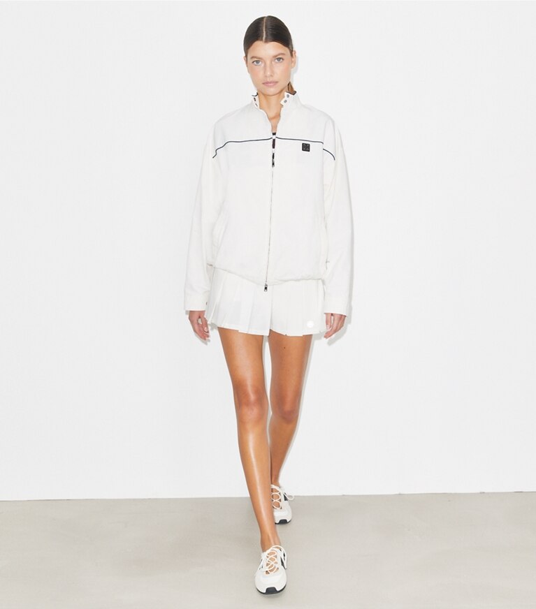 Tory Burch diseñador chaquetas Chaqueta de tenis de nailon extragrande en Snow White frente en modelo