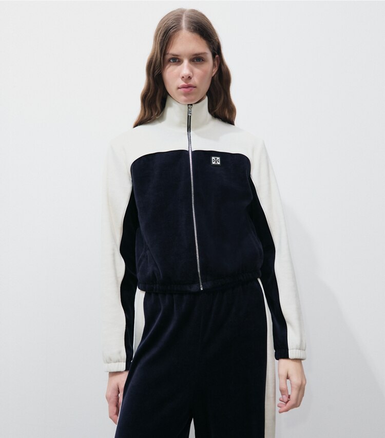 Tory Burch diseñador chaquetas Chaqueta deportiva de terciopelo con bloques de color en Medium Navy / New Ivory detalle en modelo