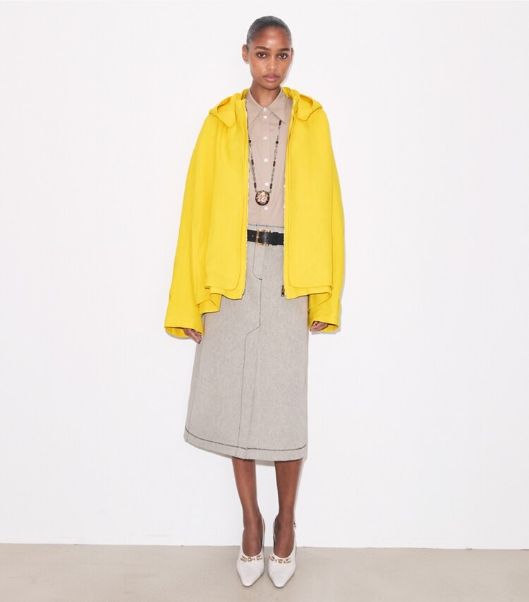 Tory Burch diseñador chaquetas Chaqueta extragrande de lona encerada en Banana frente en modelo
