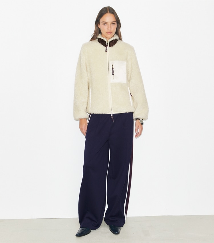 Tory Burch diseñador abrigos Chaqueta polar con bloques de color en Ivory en el modelo (frente)