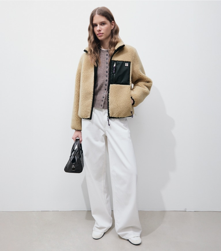 Tory Burch diseñador abrigos Chaqueta polar con bloques de color en Oatmeal en el modelo (frente)