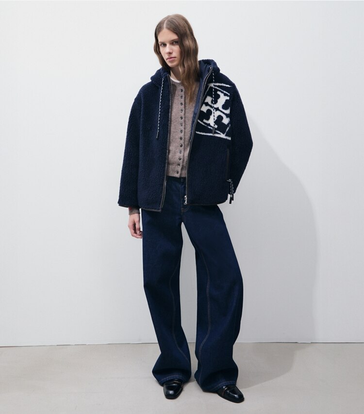 Tory Burch diseñador abrigos Chaqueta polar con logotipo en Medium Navy en el modelo (frente)