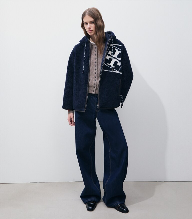 Tory Burch diseñador abrigos Chaqueta polar con logotipo en Medium Navy en el modelo (frente)