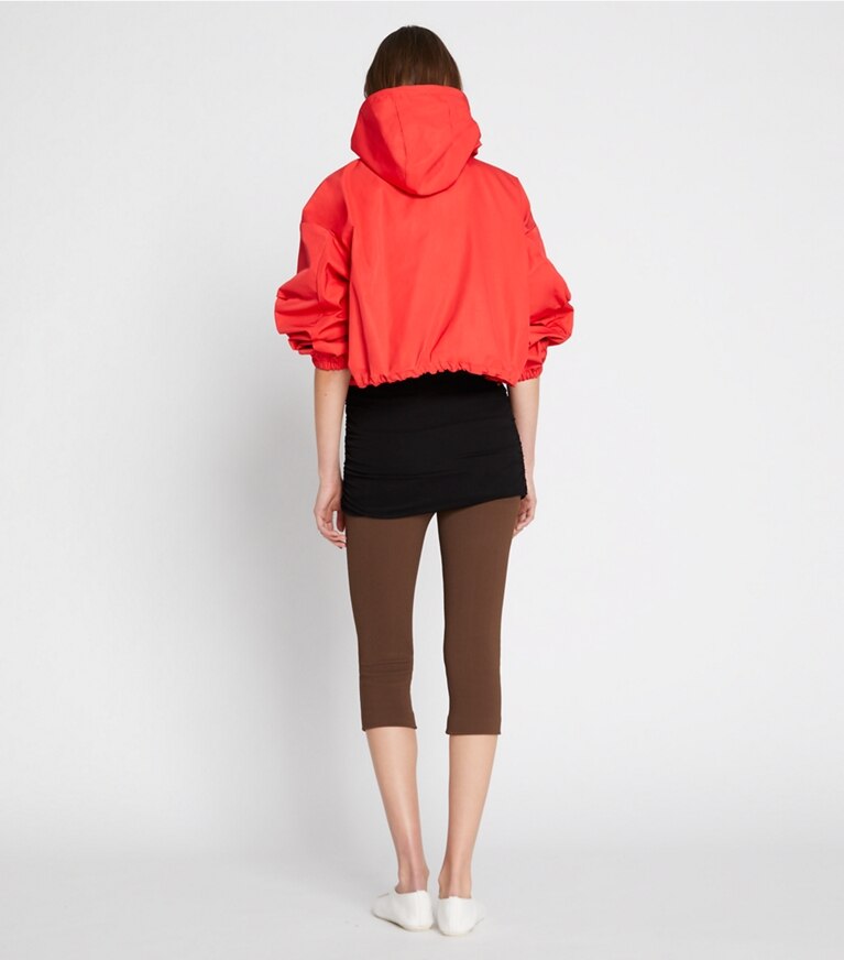Tory Sport diseñador chaquetas Chaqueta recortada de lona de doble faz en Vermillion en el modelo (espalda)