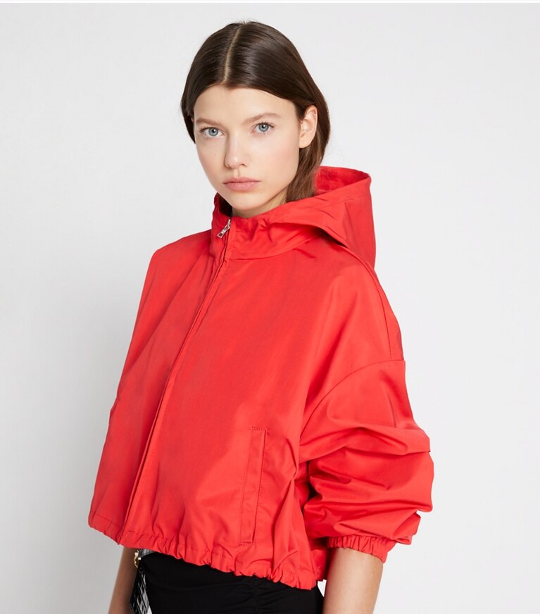 Tory Sport diseñador chaquetas Chaqueta recortada de lona de doble faz en Vermillion en el modelo (detalle)