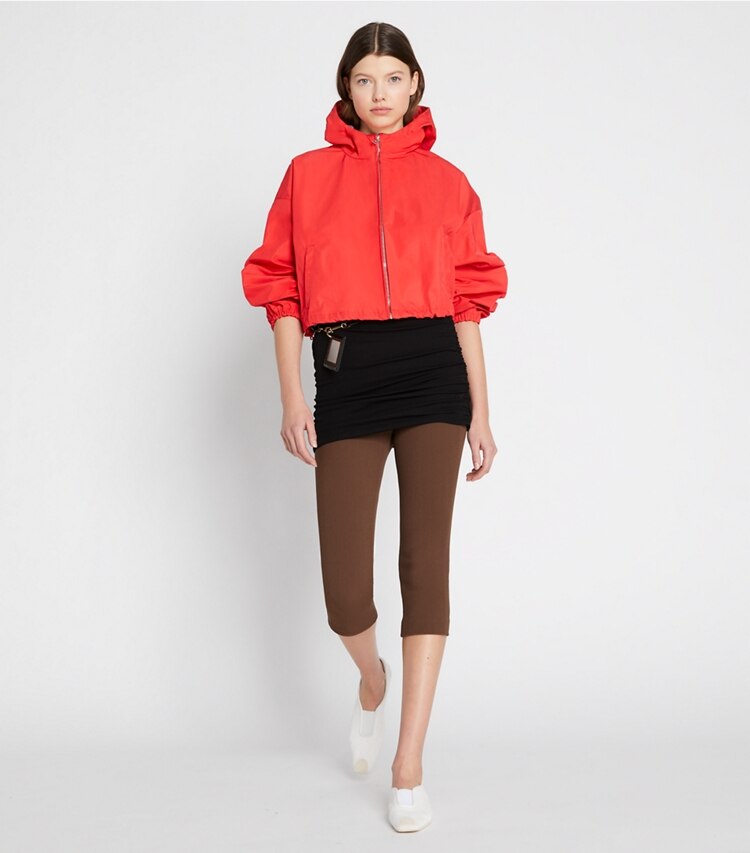 Tory Sport diseñador chaquetas Chaqueta recortada de lona de doble faz en Vermillion en el modelo (frente)