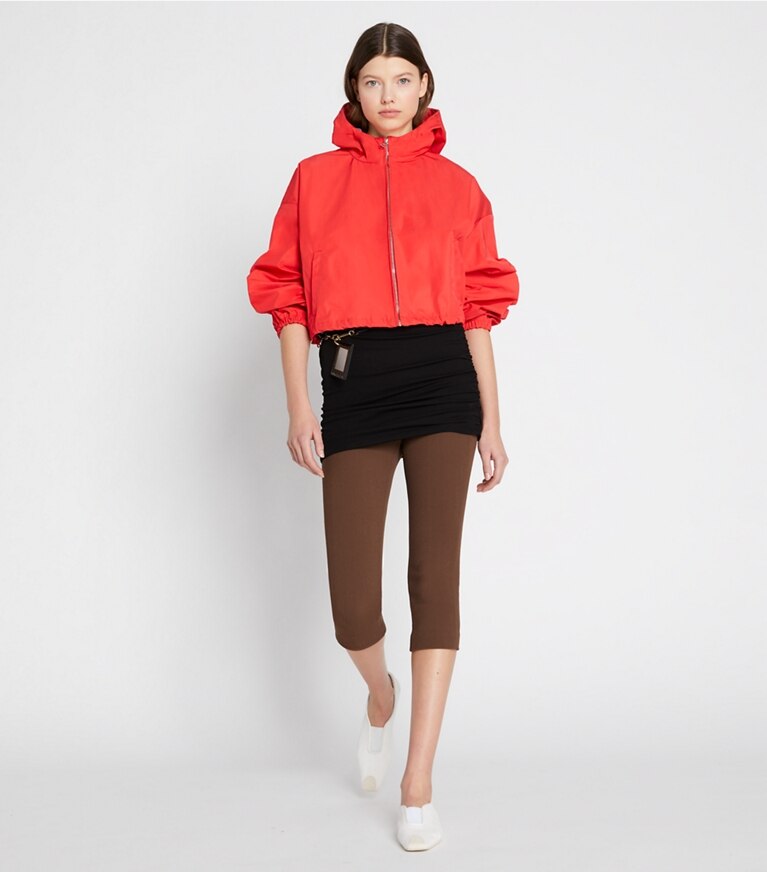 Tory Sport diseñador chaquetas Chaqueta recortada de lona de doble faz en Vermillion en el modelo (frente)
