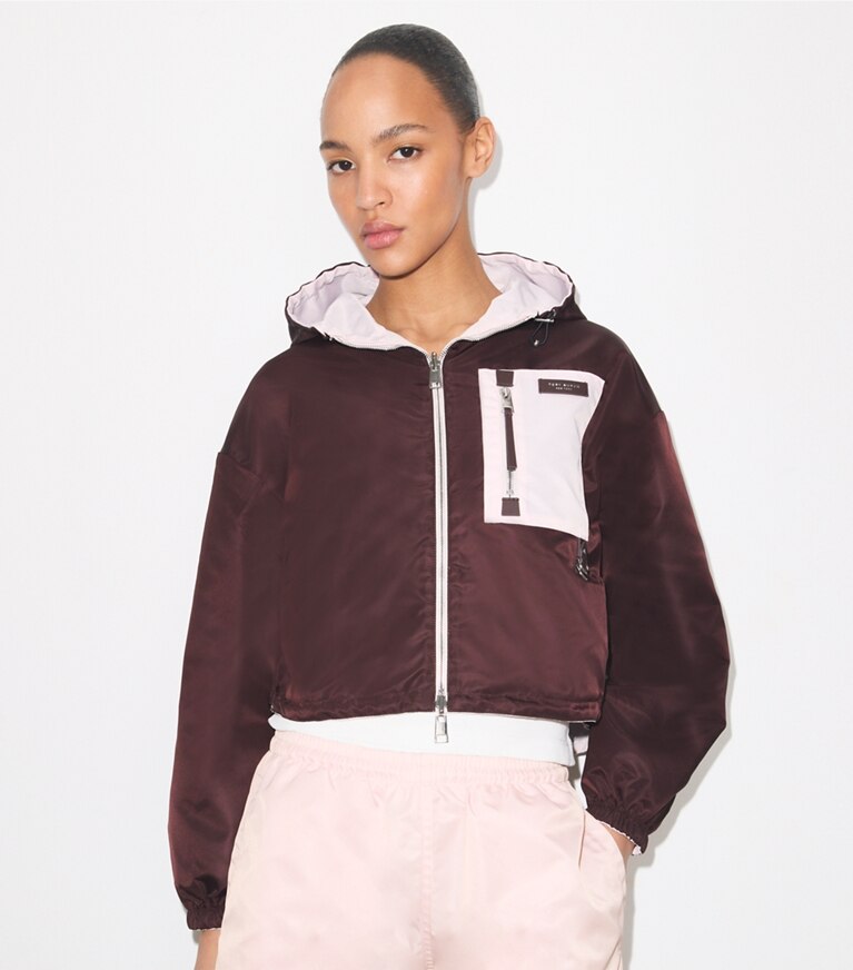 Tory Burch diseñador chaquetas Chaqueta recortada reversible de nailon en Rose / Dark Bordeaux adicional en modelo