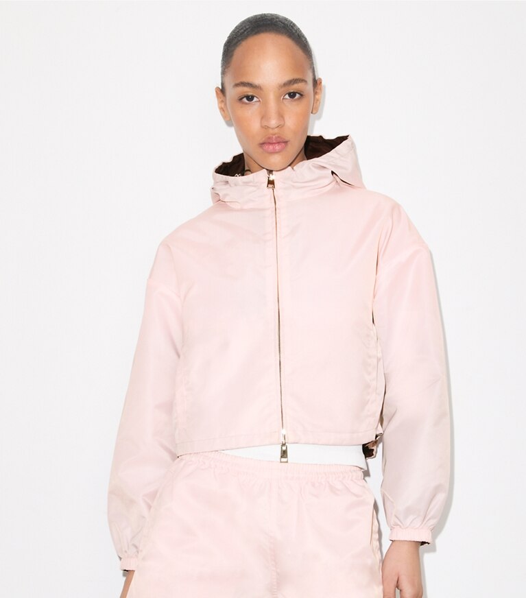 Tory Burch diseñador chaquetas Chaqueta recortada reversible de nailon en Rose / Dark Bordeaux detalle en modelo