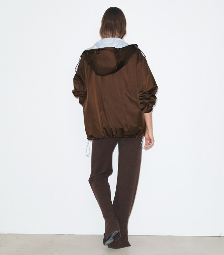 Tory Burch diseñador chaquetas Chaqueta reversible en Dark Roast / Cool Mist parte posterior en modelo